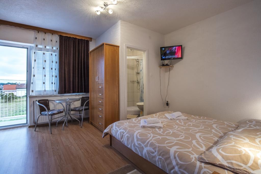 Apartment And Rooms Aracic 科雷尼察 客房 照片